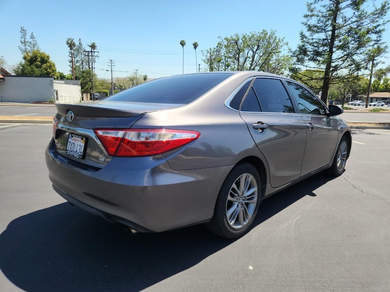 Toyota Camry Vehicle Full-screen Gallery Image 05