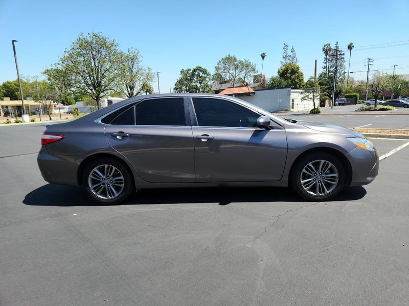 Toyota Camry Vehicle Full-screen Gallery Image 06