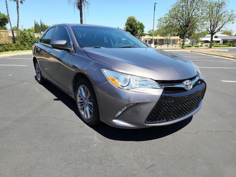 Toyota Camry Vehicle Full-screen Gallery Image 07