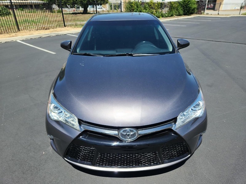 Toyota Camry Vehicle Full-screen Gallery Image 08