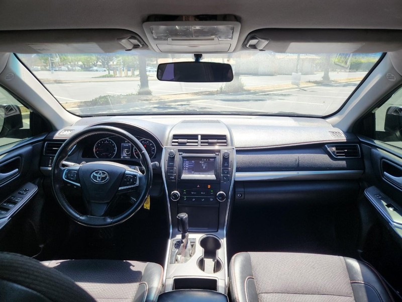 Toyota Camry Vehicle Full-screen Gallery Image 09