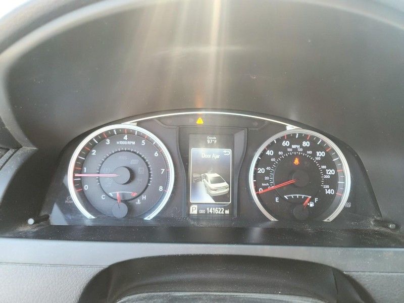 Toyota Camry Vehicle Full-screen Gallery Image 10