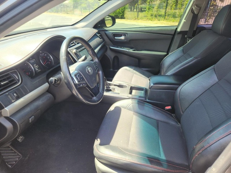 Toyota Camry Vehicle Full-screen Gallery Image 11