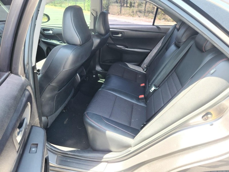 Toyota Camry Vehicle Full-screen Gallery Image 12