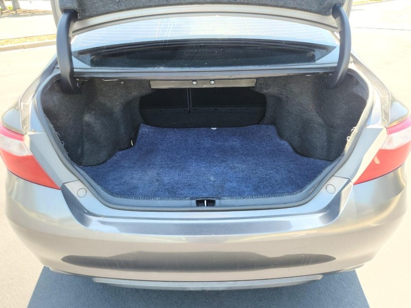 Toyota Camry Vehicle Full-screen Gallery Image 13