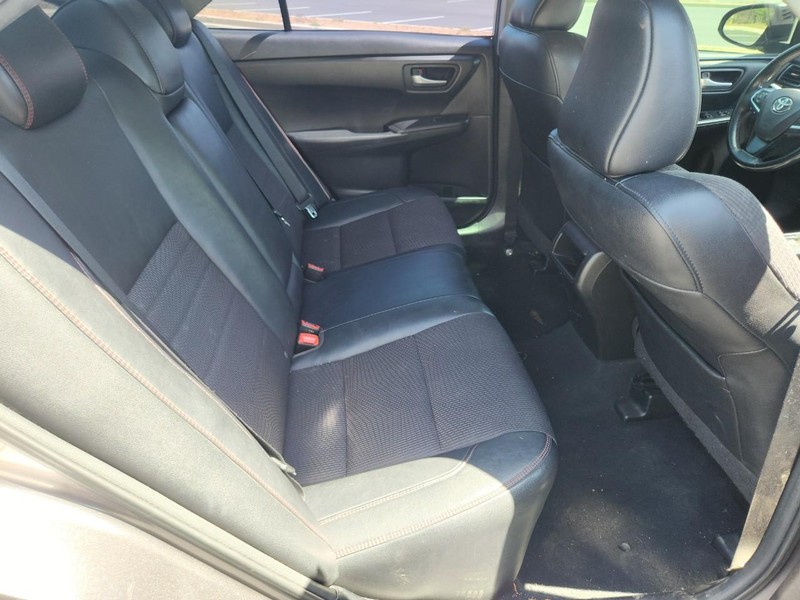 Toyota Camry Vehicle Full-screen Gallery Image 14