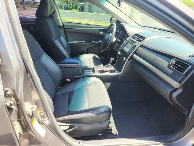 Toyota Camry Vehicle Full-screen Gallery Image 15