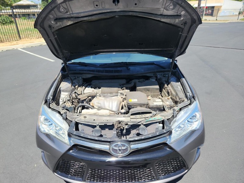 Toyota Camry Vehicle Full-screen Gallery Image 16