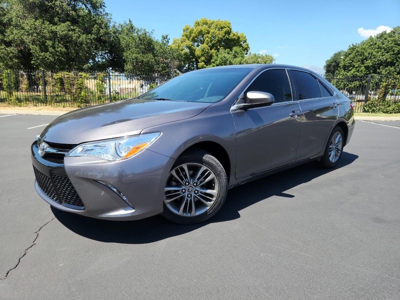 Toyota Camry Vehicle Full-screen Gallery Image 17