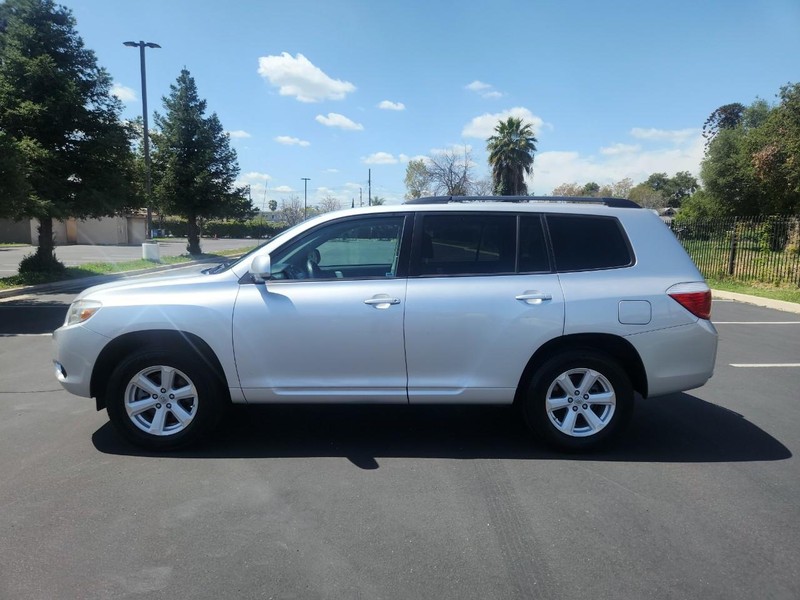 Toyota Highlander Vehicle Full-screen Gallery Image 02