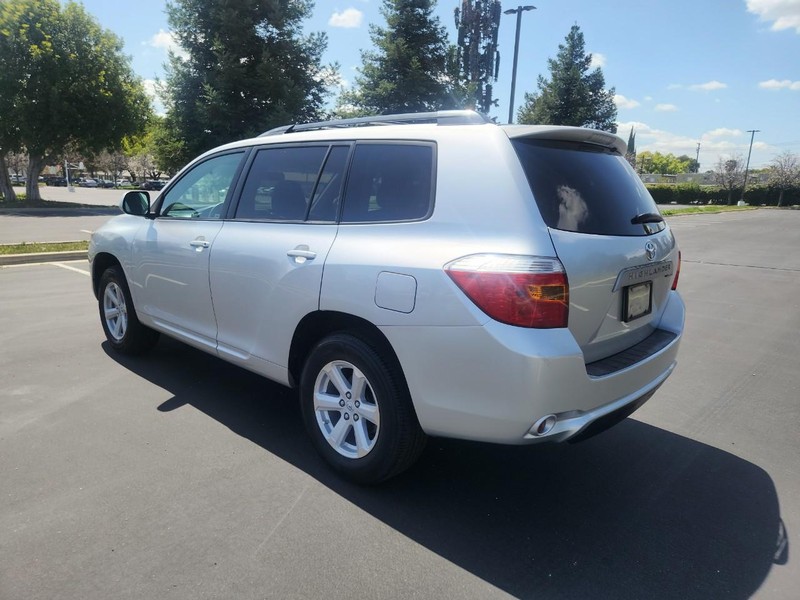 Toyota Highlander Vehicle Full-screen Gallery Image 03