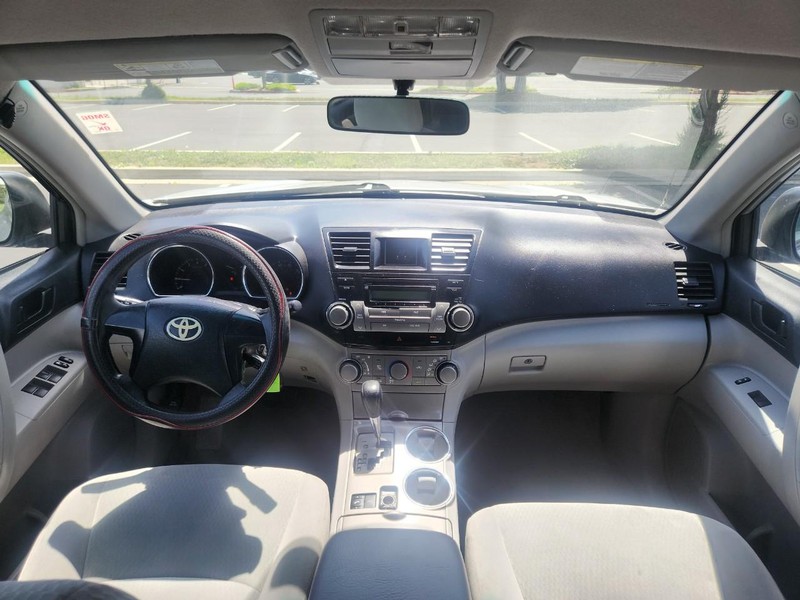 Toyota Highlander Vehicle Full-screen Gallery Image 09