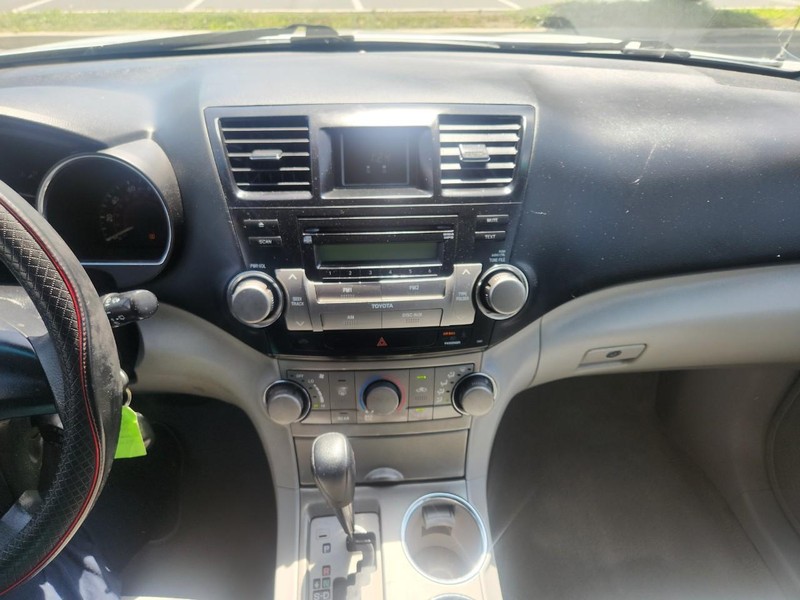 Toyota Highlander Vehicle Full-screen Gallery Image 11