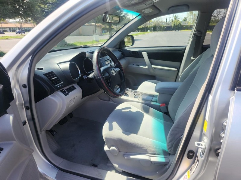 Toyota Highlander Vehicle Full-screen Gallery Image 12