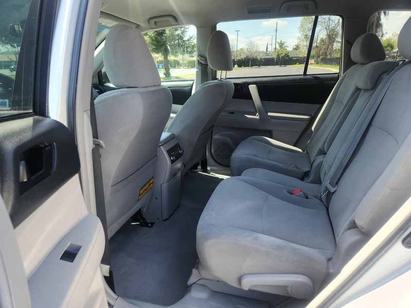 Toyota Highlander Vehicle Full-screen Gallery Image 13