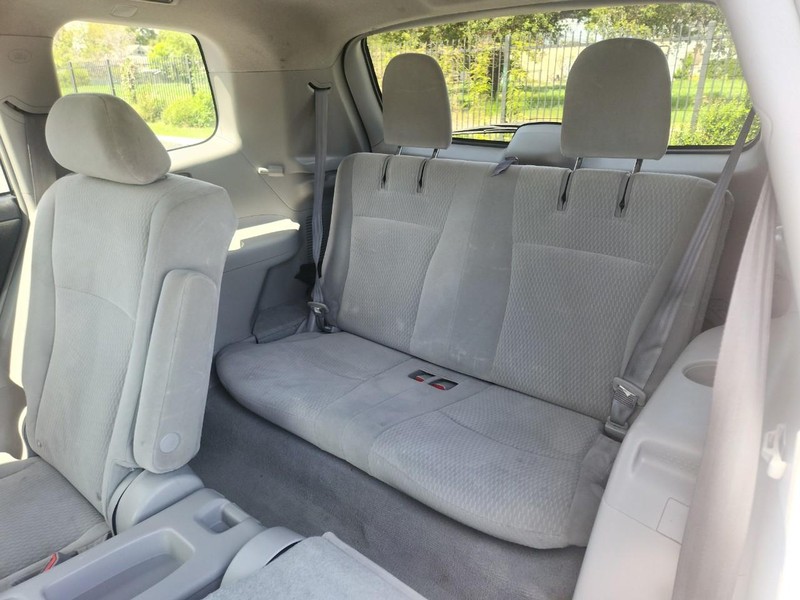 Toyota Highlander Vehicle Full-screen Gallery Image 14