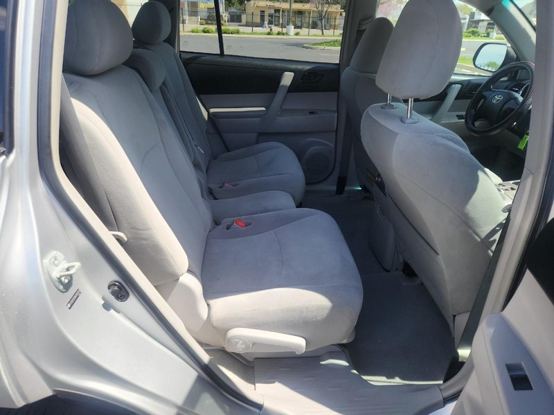 Toyota Highlander Vehicle Full-screen Gallery Image 16