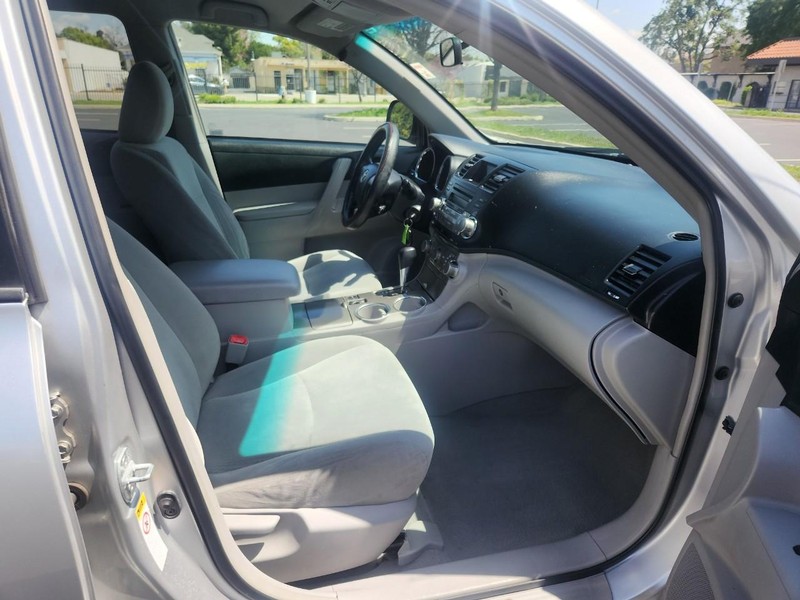 Toyota Highlander Vehicle Full-screen Gallery Image 17