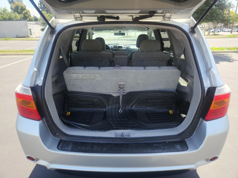 Toyota Highlander Vehicle Full-screen Gallery Image 18