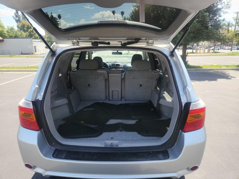 Toyota Highlander Vehicle Full-screen Gallery Image 19