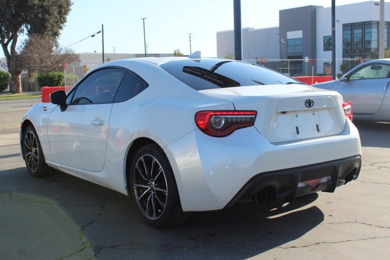 Toyota 86 Vehicle Full-screen Gallery Image 04