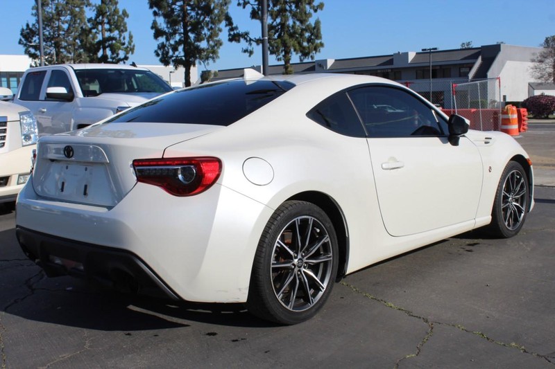 Toyota 86 Vehicle Full-screen Gallery Image 05