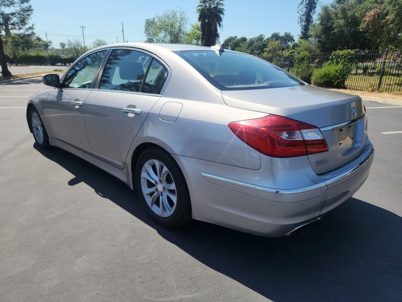 Hyundai Genesis Vehicle Full-screen Gallery Image 03