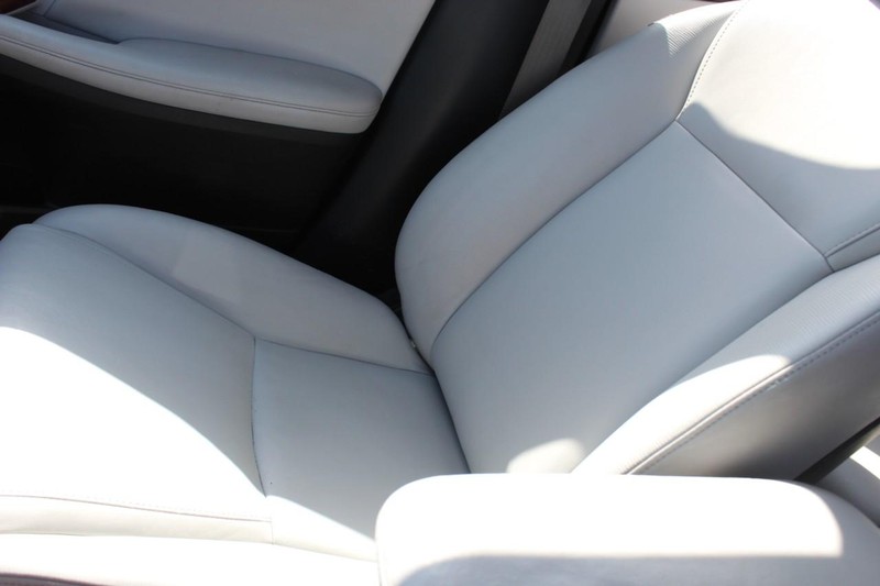 Lexus HS 250h Vehicle Full-screen Gallery Image 15