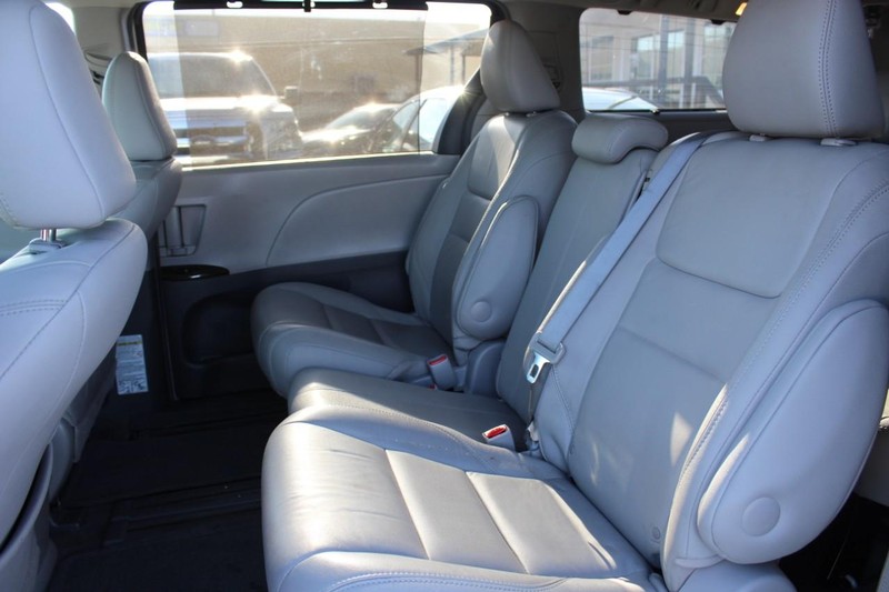 Lexus HS 250h Vehicle Full-screen Gallery Image 16