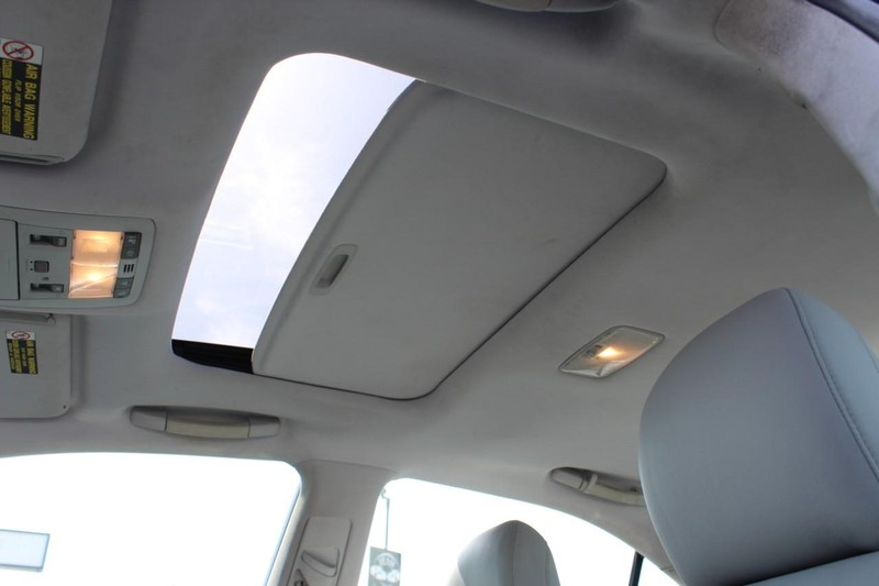 Lexus HS 250h Vehicle Full-screen Gallery Image 20