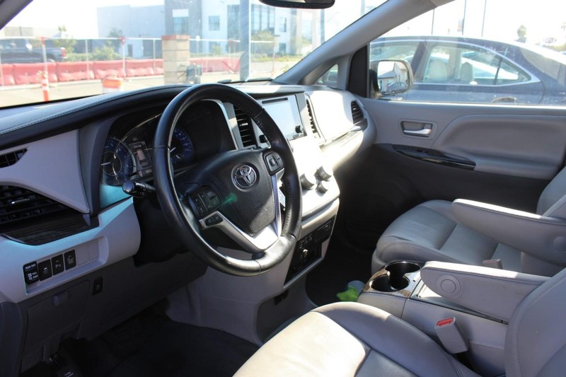 Lexus HS 250h Vehicle Full-screen Gallery Image 22