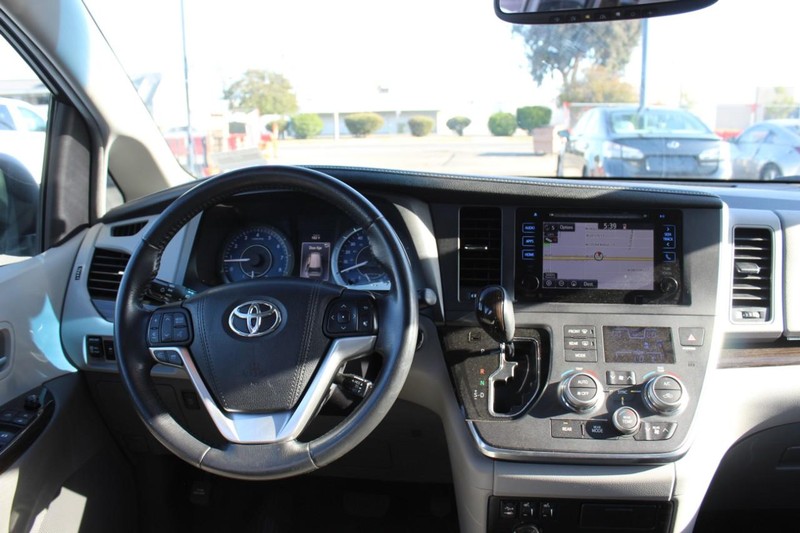 Lexus HS 250h Vehicle Full-screen Gallery Image 23