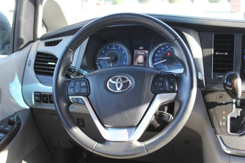 Lexus HS 250h Vehicle Full-screen Gallery Image 24