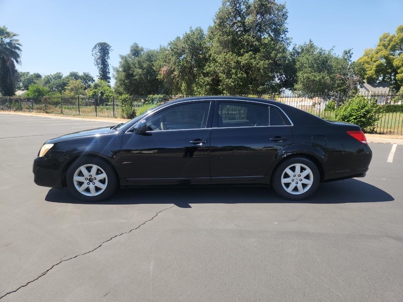 Toyota Avalon Vehicle Full-screen Gallery Image 03