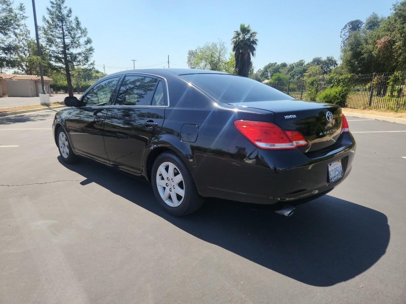 Toyota Avalon Vehicle Full-screen Gallery Image 04