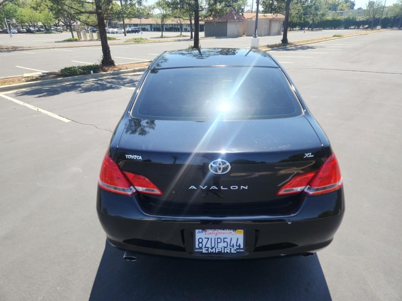 Toyota Avalon Vehicle Full-screen Gallery Image 05