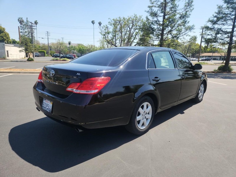 Toyota Avalon Vehicle Full-screen Gallery Image 06