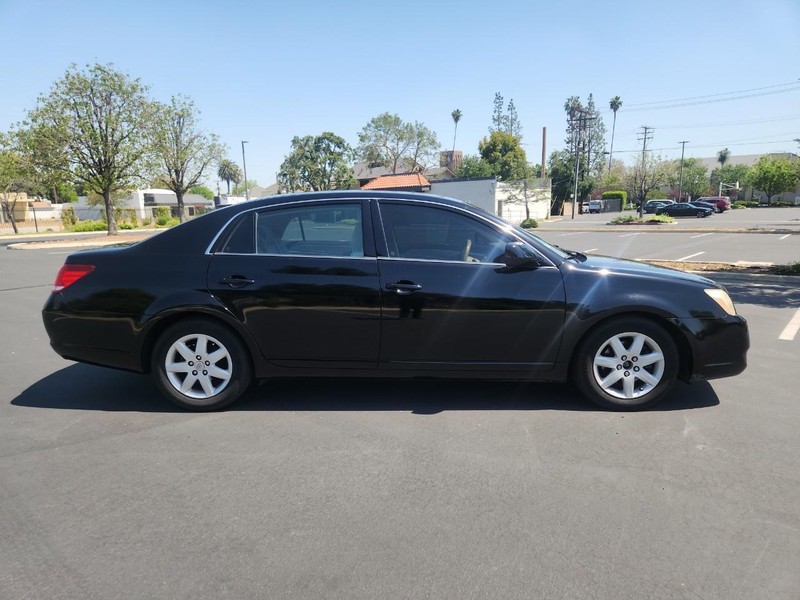 Toyota Avalon Vehicle Full-screen Gallery Image 07
