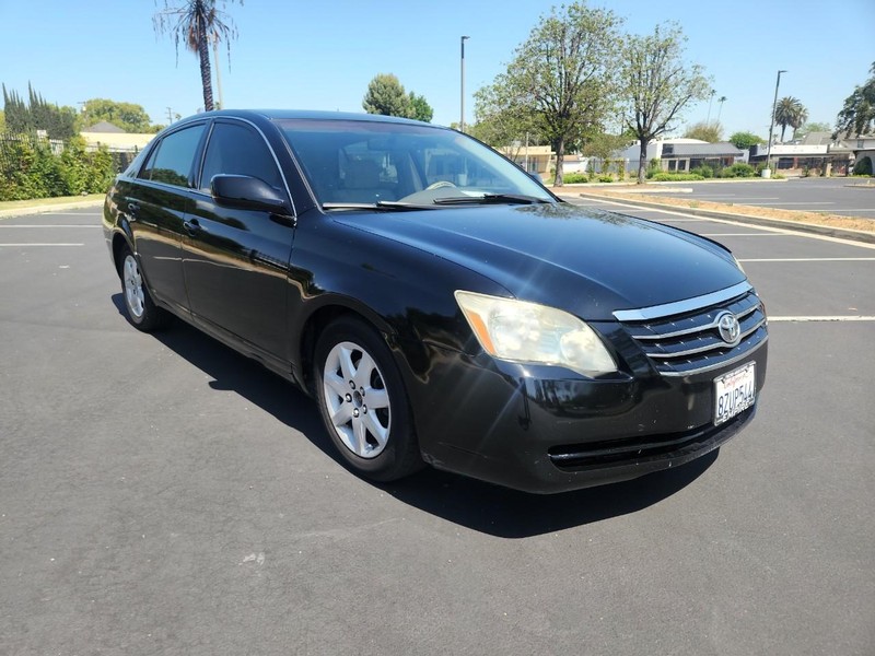 Toyota Avalon Vehicle Full-screen Gallery Image 08