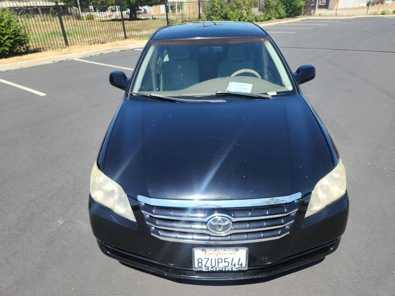 Toyota Avalon Vehicle Full-screen Gallery Image 09