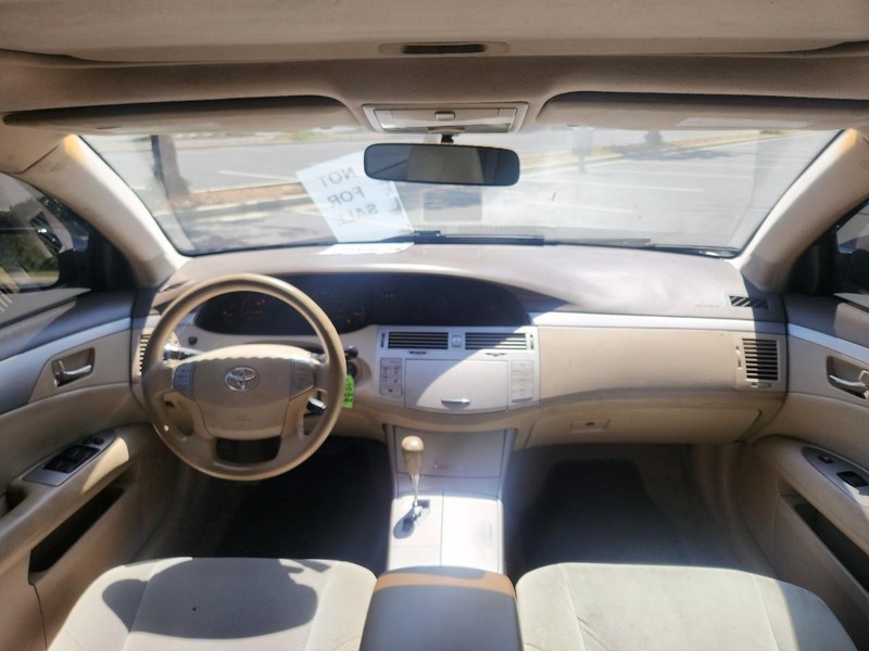 Toyota Avalon Vehicle Full-screen Gallery Image 10