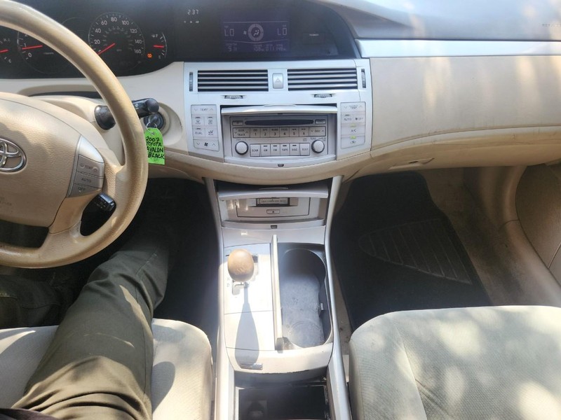 Toyota Avalon Vehicle Full-screen Gallery Image 11