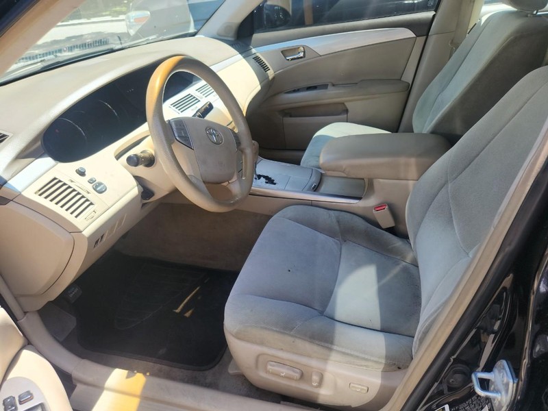 Toyota Avalon Vehicle Full-screen Gallery Image 13