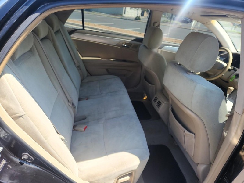 Toyota Avalon Vehicle Full-screen Gallery Image 15