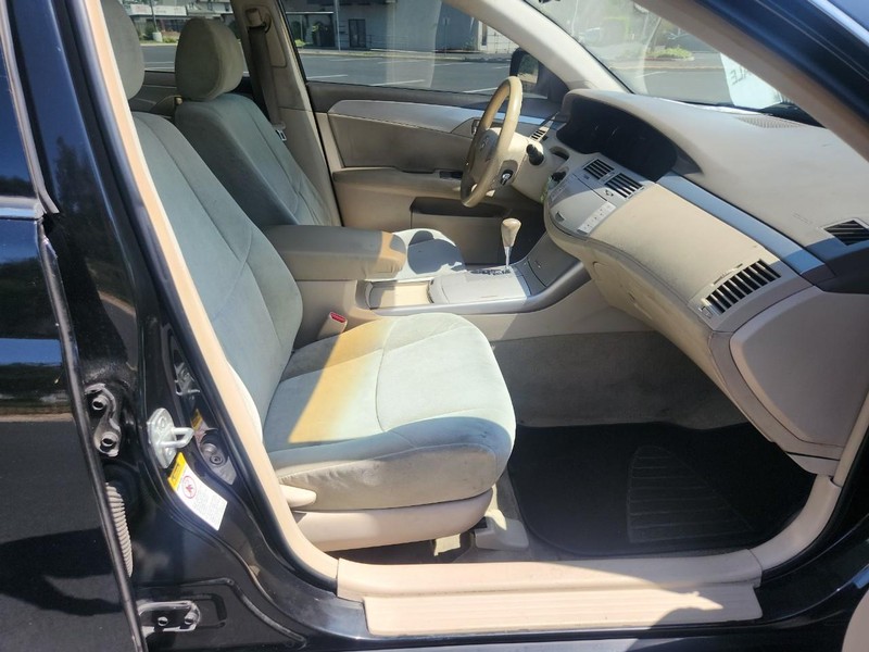Toyota Avalon Vehicle Full-screen Gallery Image 16