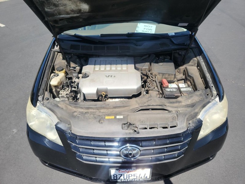 Toyota Avalon Vehicle Full-screen Gallery Image 17