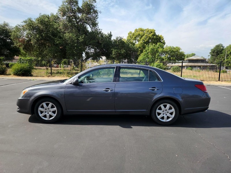 Toyota Avalon Vehicle Full-screen Gallery Image 02