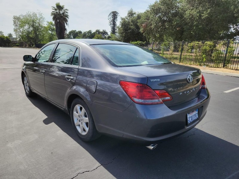 Toyota Avalon Vehicle Full-screen Gallery Image 03