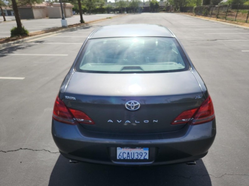 Toyota Avalon Vehicle Full-screen Gallery Image 04
