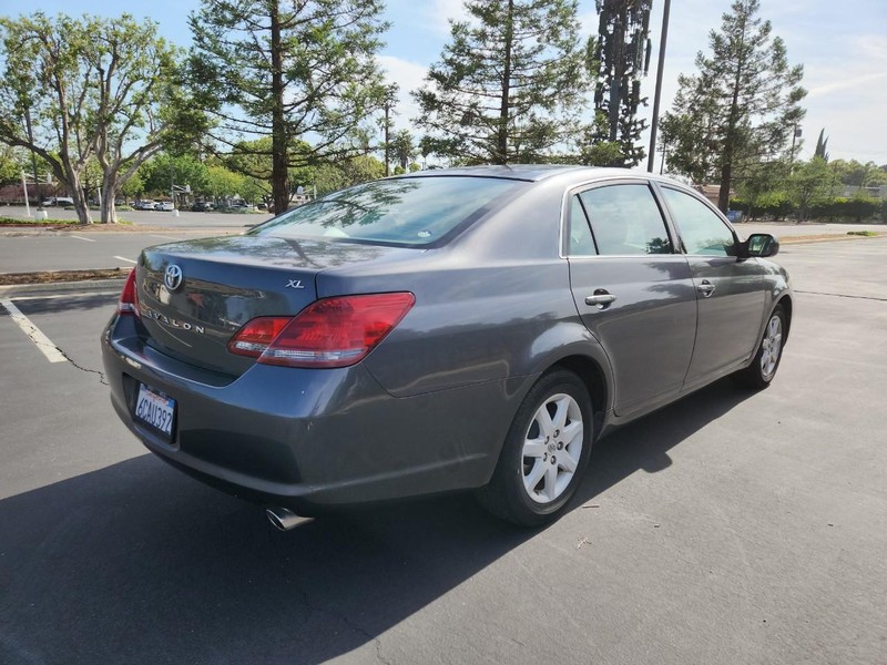 Toyota Avalon Vehicle Full-screen Gallery Image 05